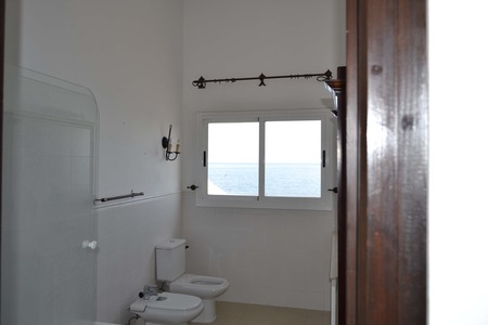 bathroom sea view